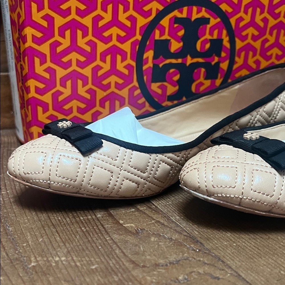 Tory Burch Tan and Black Quilted Bow Flats - Picture 9 of 10